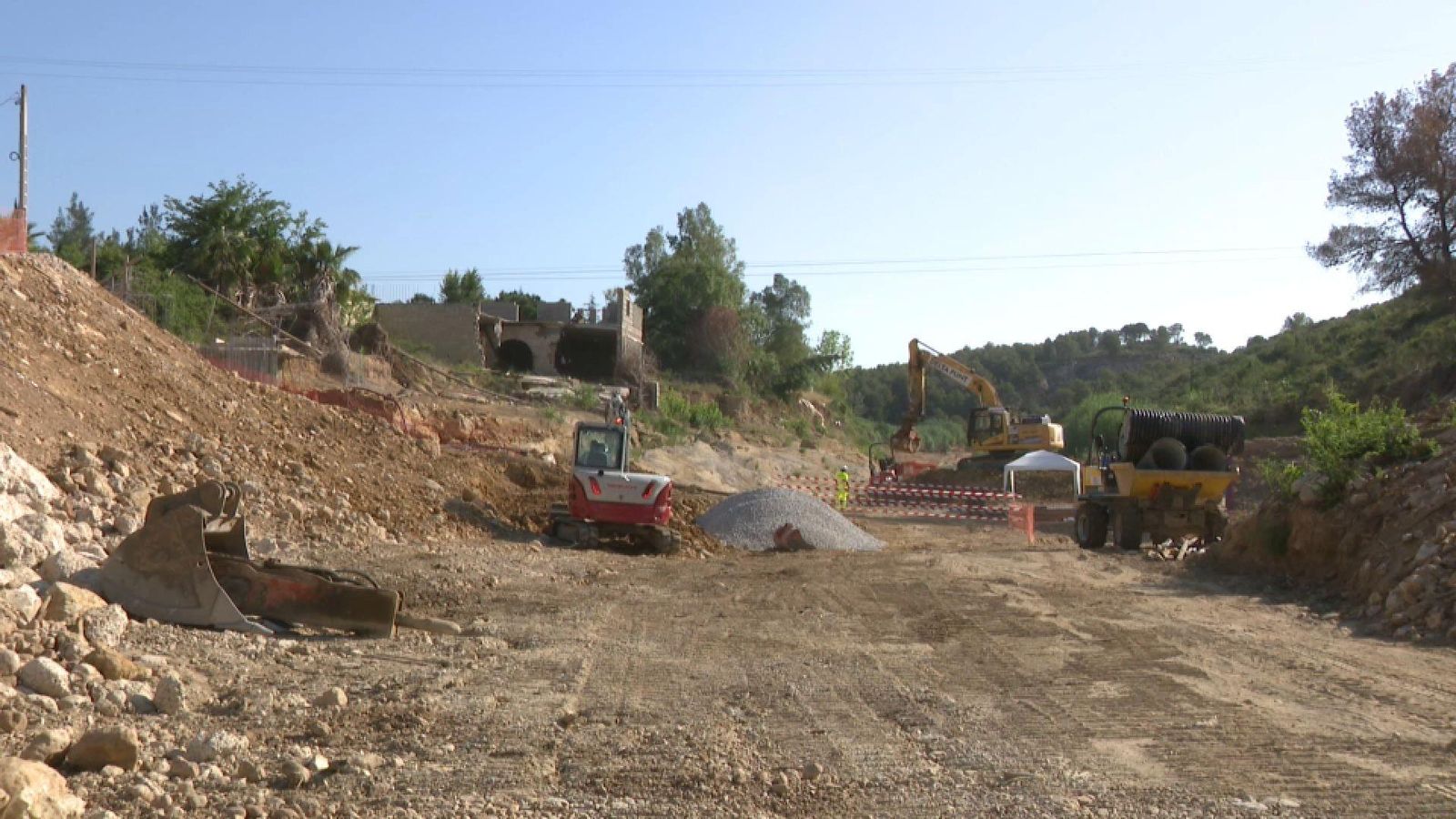 Les màquines que estan refent el pont treballen en el llit del barranc del Murtal, a Godelleta