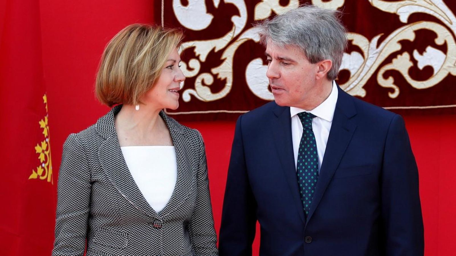 La ministra de Defensa i secretària general del PP, María Dolores de Cospedad, amb el president en funcions de la Comunitat de Madrid