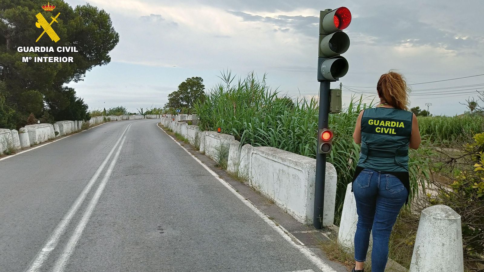 Un dels semàfors que regula el pas dels vehicles pel pont estret que dona pas a la pedania del Palmar