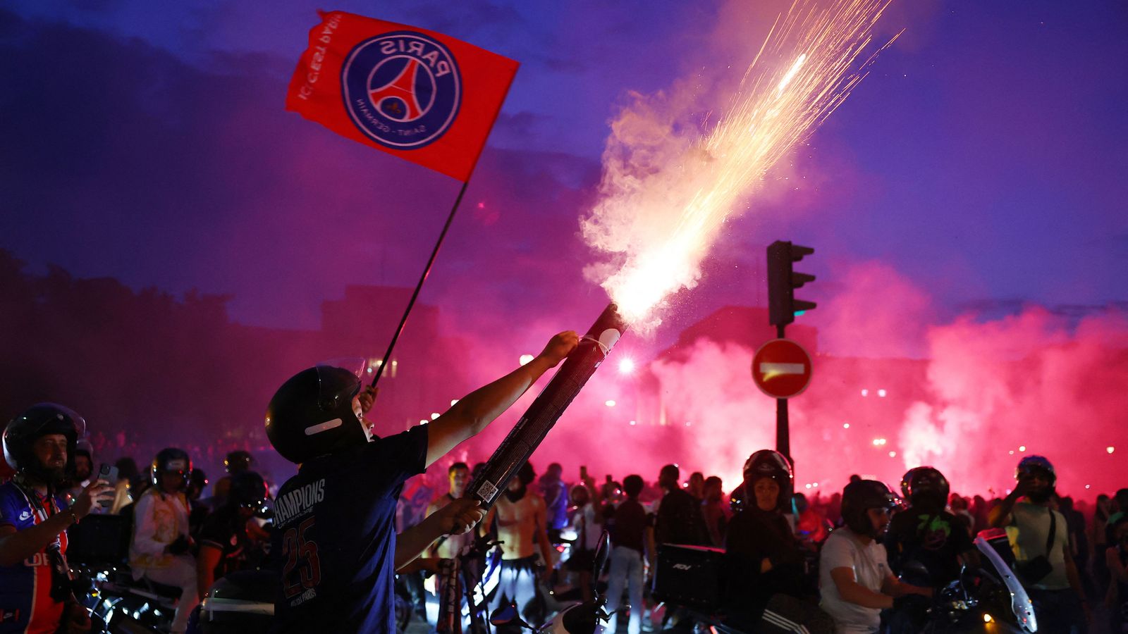 Seguidors del PSG celebren la victòria de l'equip amb llaçament de pirotècnia