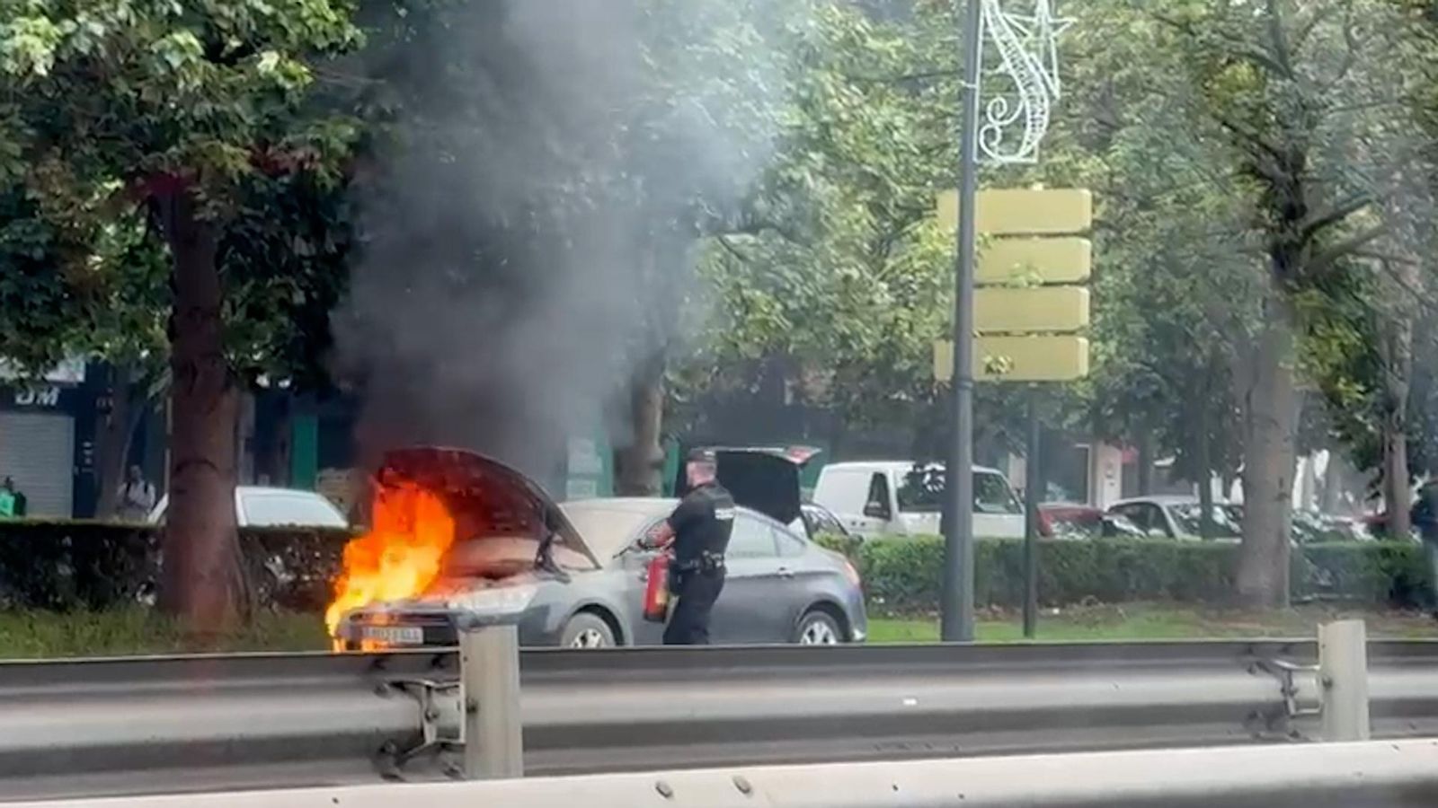 Un cotxe s’incendia en plena avinguda de Catalunya de València