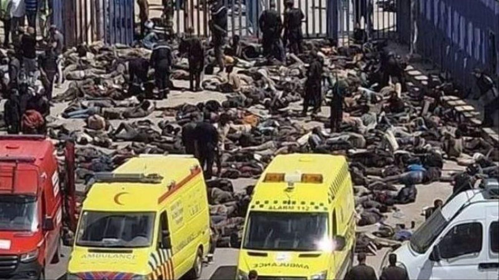 Agents de la Gendarmeria marroquina retenen amuntegats desenes de migrants davant la tanca fronterera de Melilla melillaAgents de la Gendarmeria marroquina retenen amuntegats desenes de migrants davant la tanca fronterera de Melilla