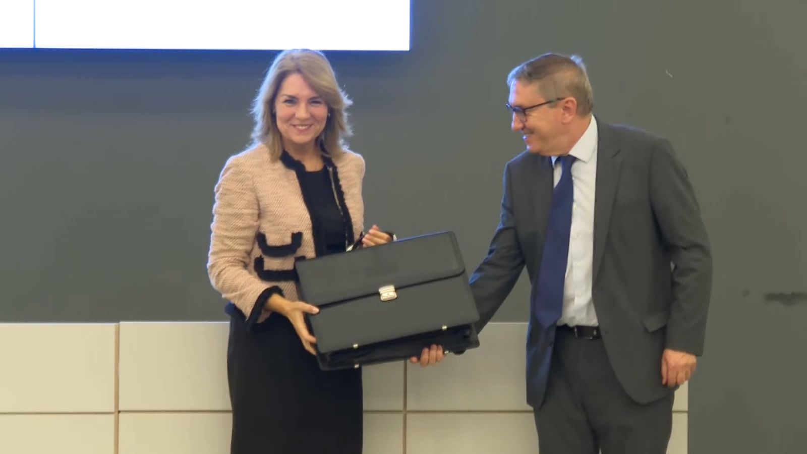 La vicepresidenta Susana Camarero rep les noves competències de la mà del nou conseller d'Economia, Hisenda i Adminstració Pública, José Antonio Rovira