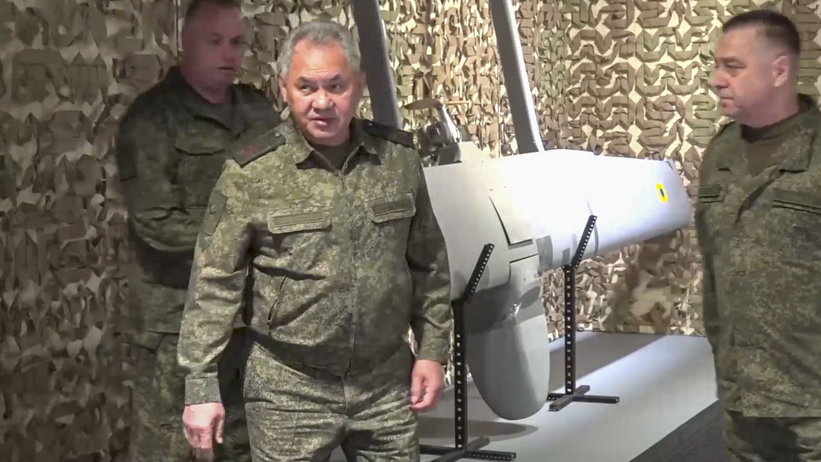 El ministre de Defensa rus, Serguei Shoigu, inspecciona el lloc de comandament avançat del grup de tropes "Vostok" a Ucraïna