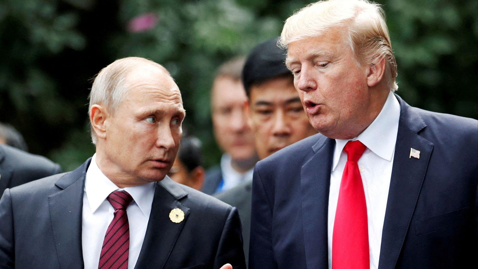 Donald Trump i el president rus, Vladimir Putin parlen durant la foto de família en una cimera a Danang el 2017