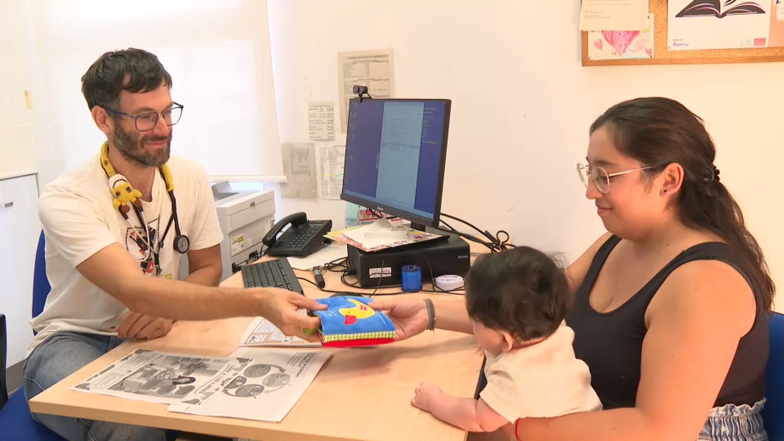 El pediatre de Vinalesa entrega un llibre a un dels seus pacients més joves