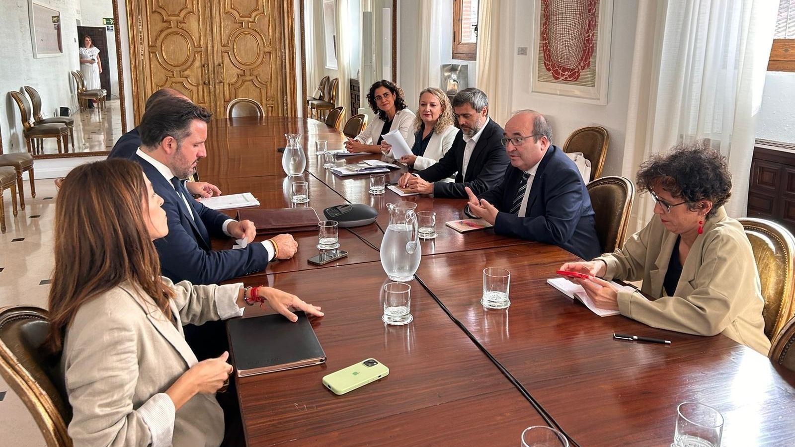 Imatge del ministre de Cultura, Miquel Iceta, l'alcalde d'Elx, Pablo Ruz, la regidora de Cultura d'Elx, Irene Ruiz, i els tècnics del ministeri, durant la reunió