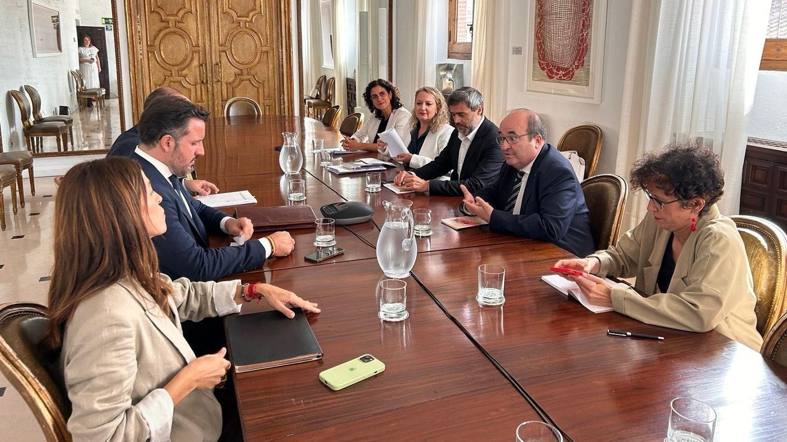 Imatge del ministre de Cultura, Miquel Iceta, l'alcalde d'Elx, Pablo Ruz, la regidora de Cultura d'Elx, Irene Ruiz, i els tècnics del Ministeri, durant la reunió Imatge del ministre de Cultura, Miquel Iceta, l'alcalde d'Elx, Pablo Ruz, la regidora de Cultura d'Elx, Irene Ruiz, i els tècnics del ministeri, durant la reunió