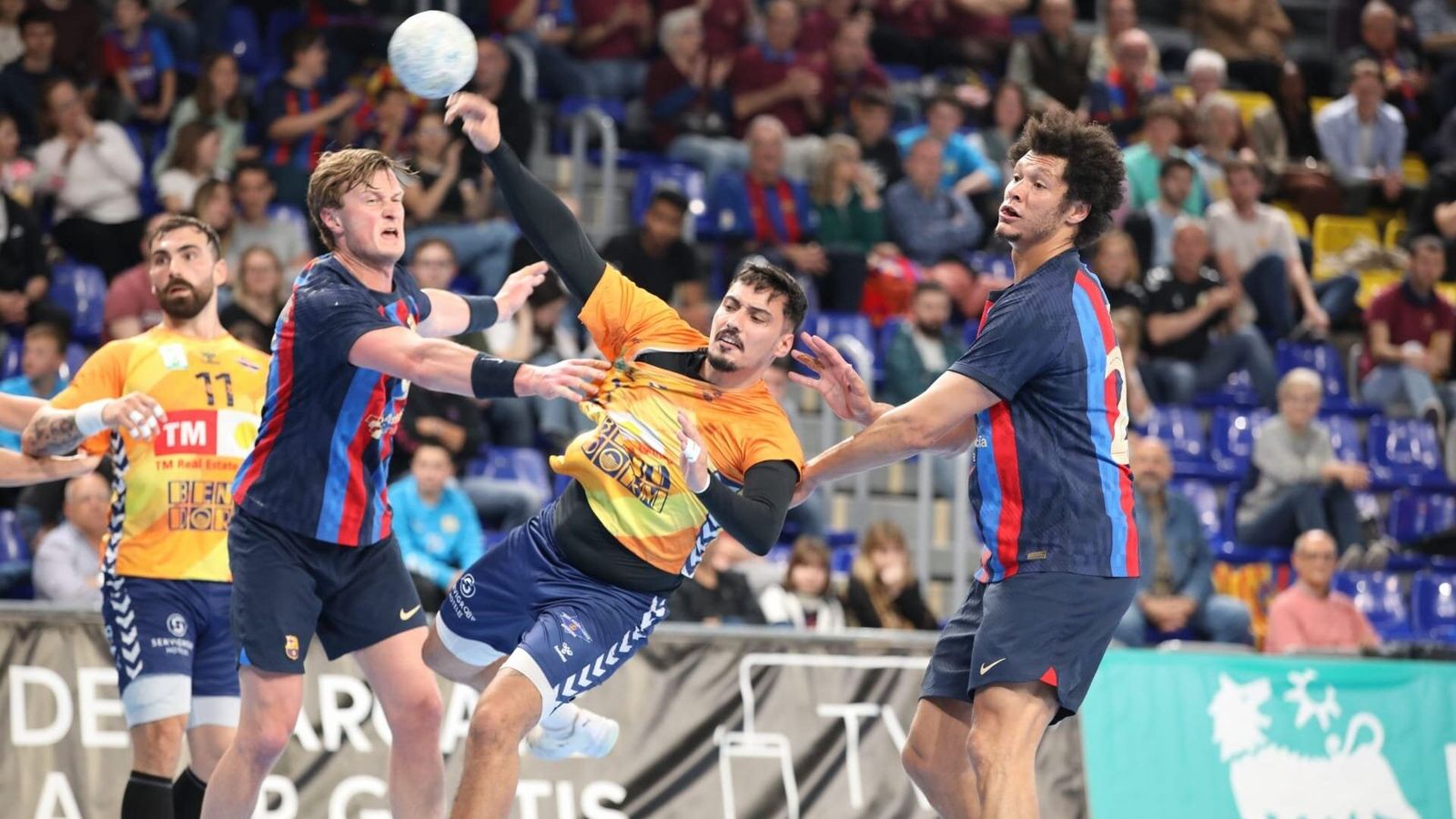 Un jugador del Bernidorm, en una acció d'atac