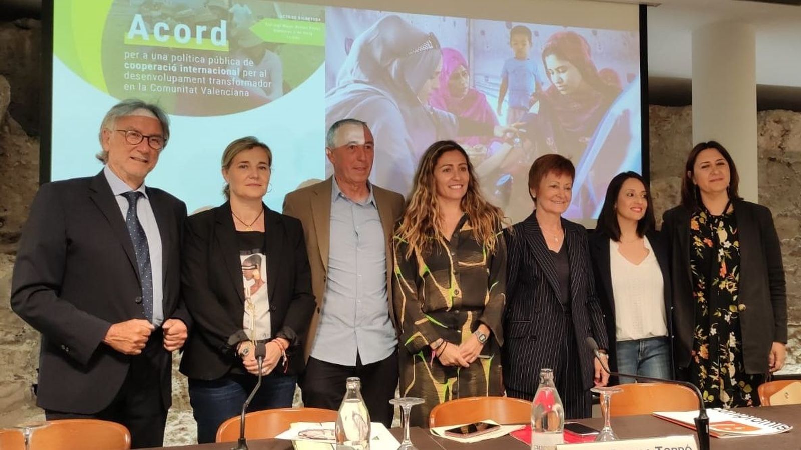 Representants dels partits polítics i la rectora de la Universitat de València, juntament amb la presidenta de CVONGD