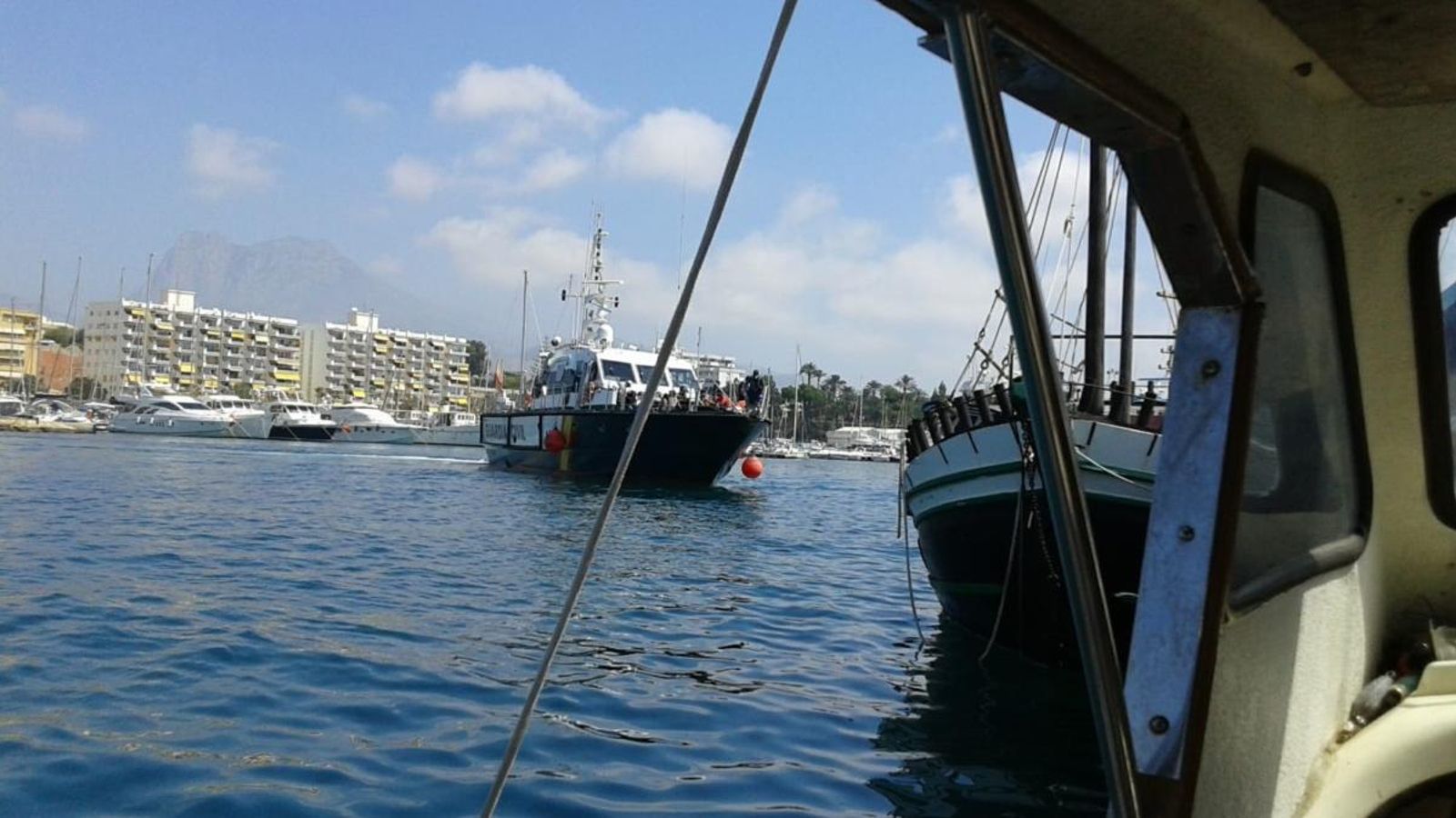 Els migrants han sigut atesos per membres de la Creu Roja en la caserna de la Guàrdia Civil d'Altea