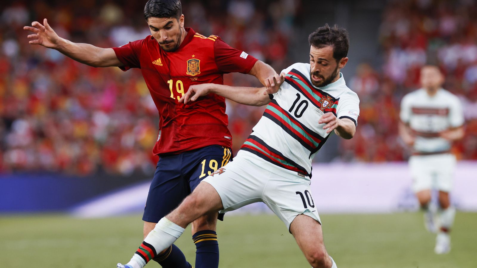 Carlos Soler lluita per un baló amb Bernardo Silva