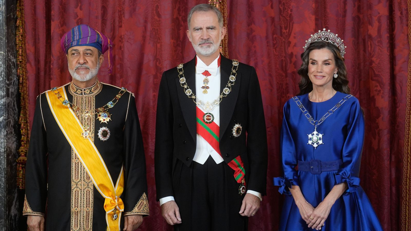 Els reis d'Espanya posen amb el sultà d'Oman, Haitham Bin Tariq, durant el sopar de gala este dimarts en el Palau Real, a Madrid