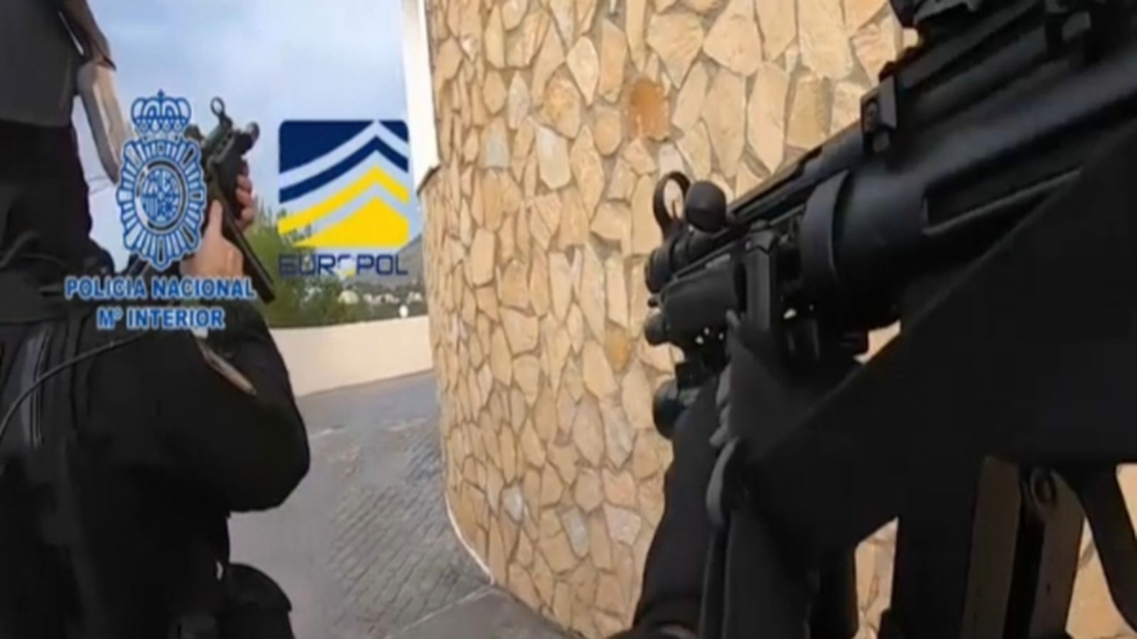 Agents de policia durant l'operació policial