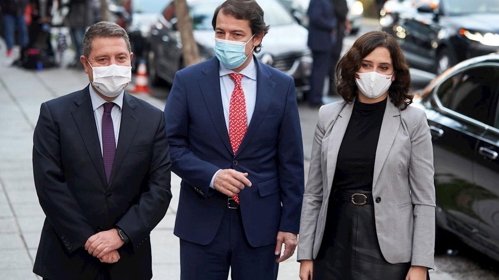 El president de Castella i Lleó, Alfonso Fernández Mañueco (centre), es reuneix amb els presidents de Madrid, Isabel Díaz Ayuso, i de Castella-la Manxa, Emiliano García-Page, aquest dimecres
