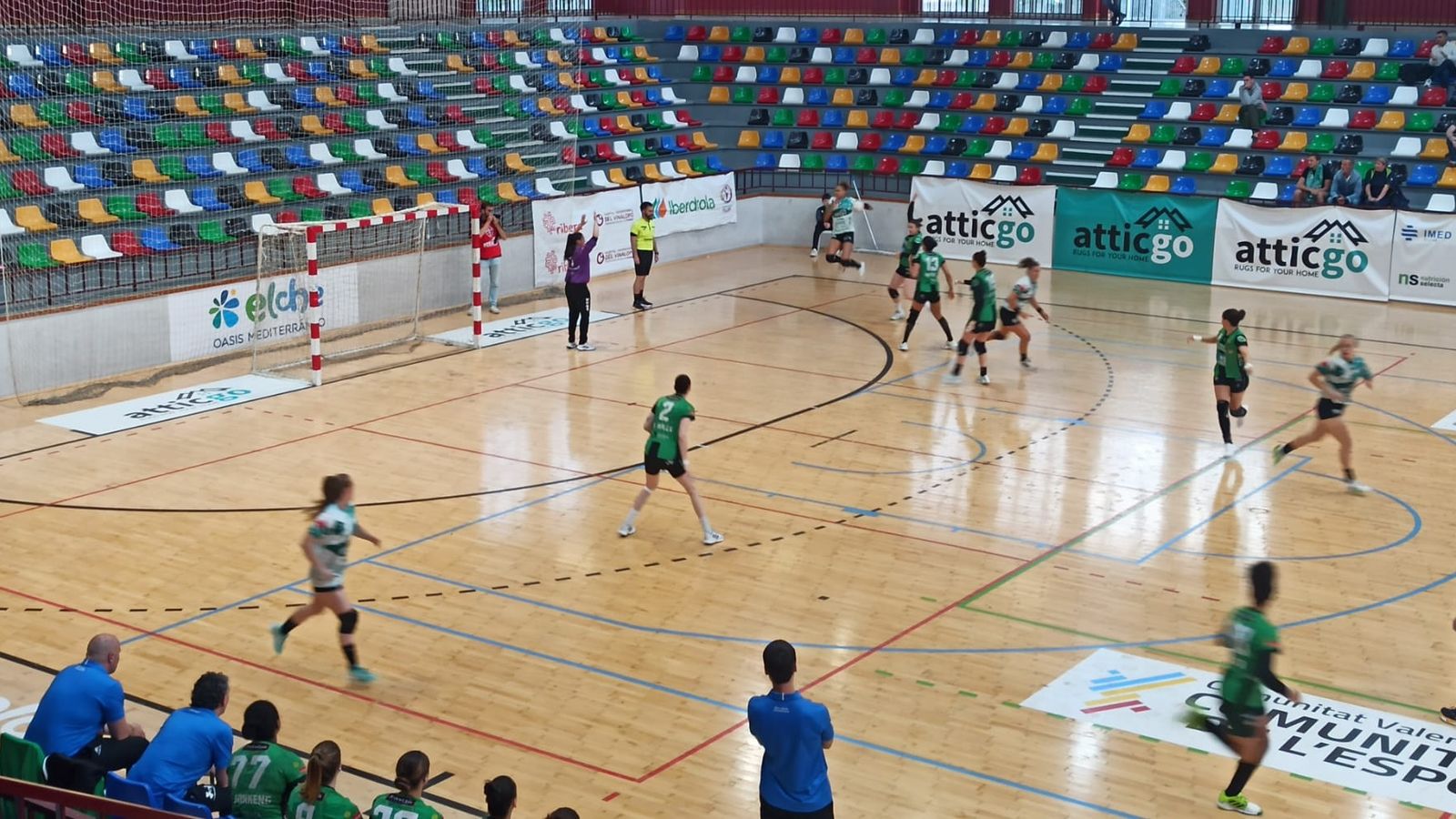 Una acció del duel entre l'Handbol Elx i el