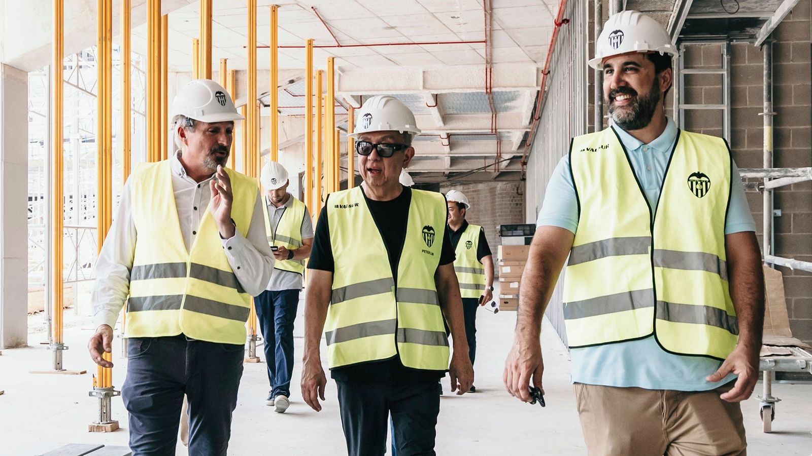 Peter Lim, acompanyat per Javier Solís i Cristhian Schneider, en la visita a Mestalla