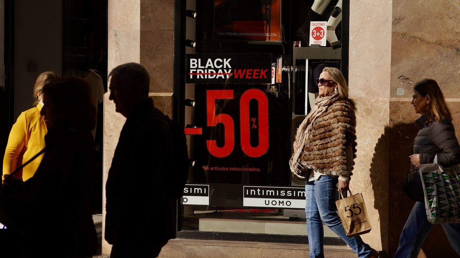 Un aparador comercial en el carrer, este divendres