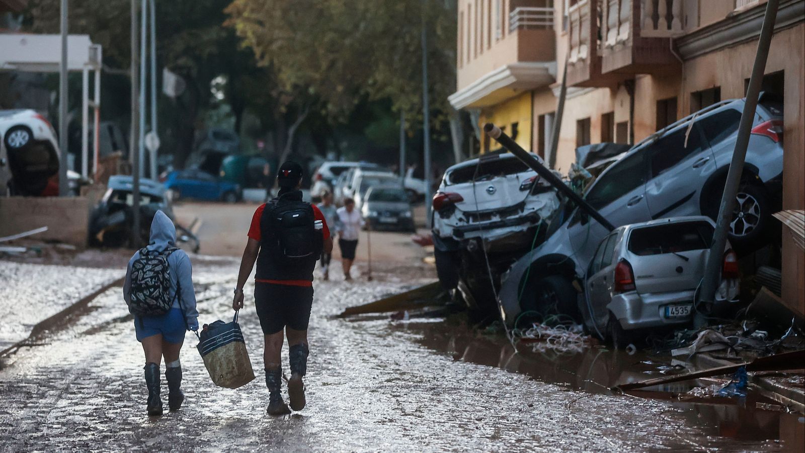 Dos persones accedeixen a Alfafar en els dies posteriors a la dana
