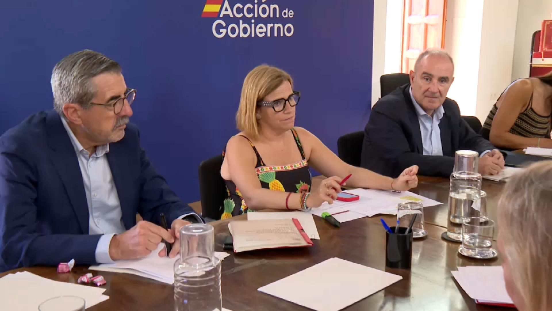 La delegada de govern espanyol, Pilar Bernabé, i el comissionat per a la reconstrucció, Josep Maria Àngel (esquerra) La delegada de govern espanyol, Pilar Bernabé, i el comissionat per a la reconstrucció, José Maria Ángel (esquerra)
