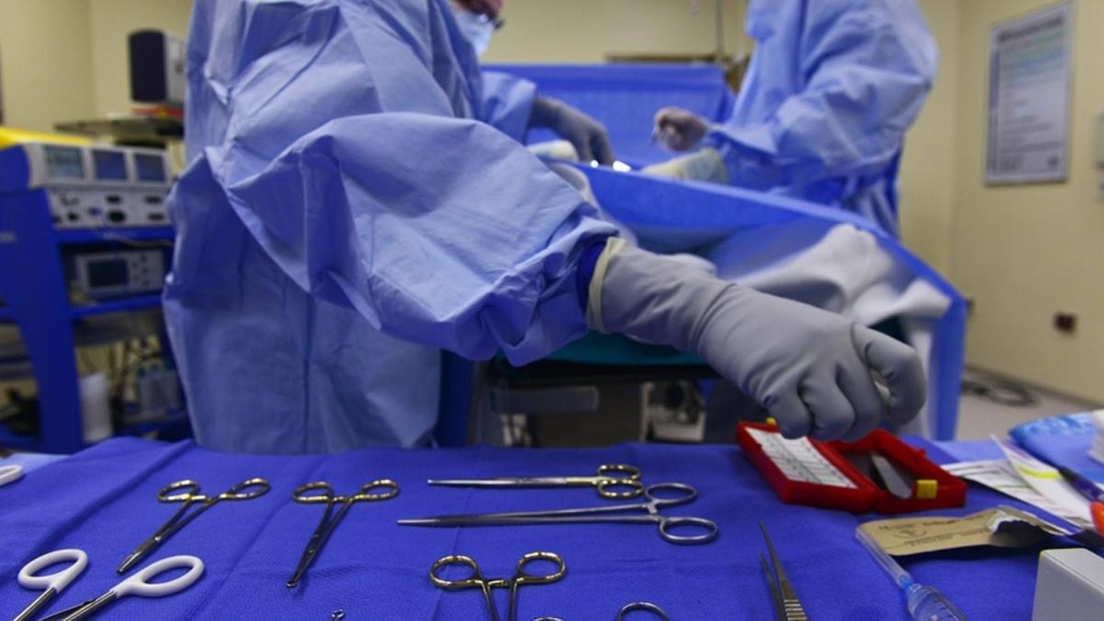 La falta d’acord econòmic porta a suspendre les operacions de vesprada als hospitals valencians