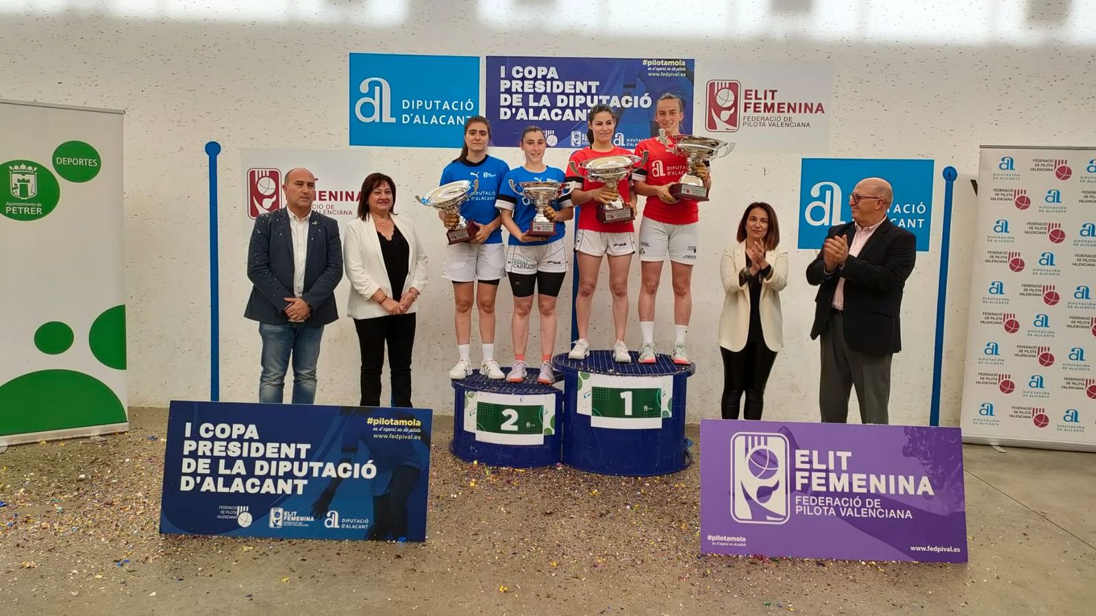 Les finalistes, amb els respectius trofeus