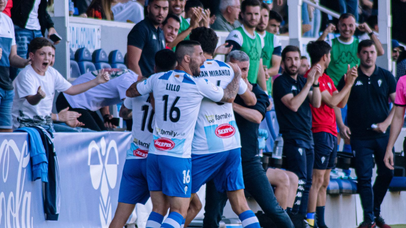 Els jugadors de l'Alcoià celebren un gol al camp del Collao