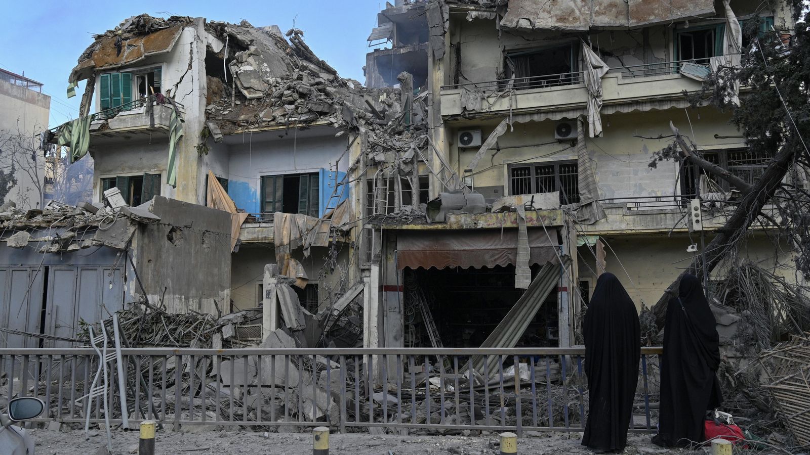 Dones xiïtes en el lloc d'un atac aeri israelià en la zona d'Al-Chiyah, en el sud de Beirut, al Líban