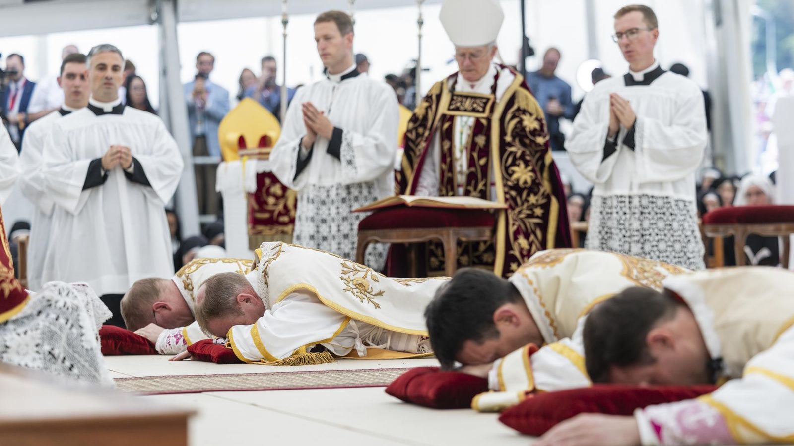 Un moment de la cerimònia de la Fraternitat Sacerdotal Sant Pius X a Écône, Suïssa