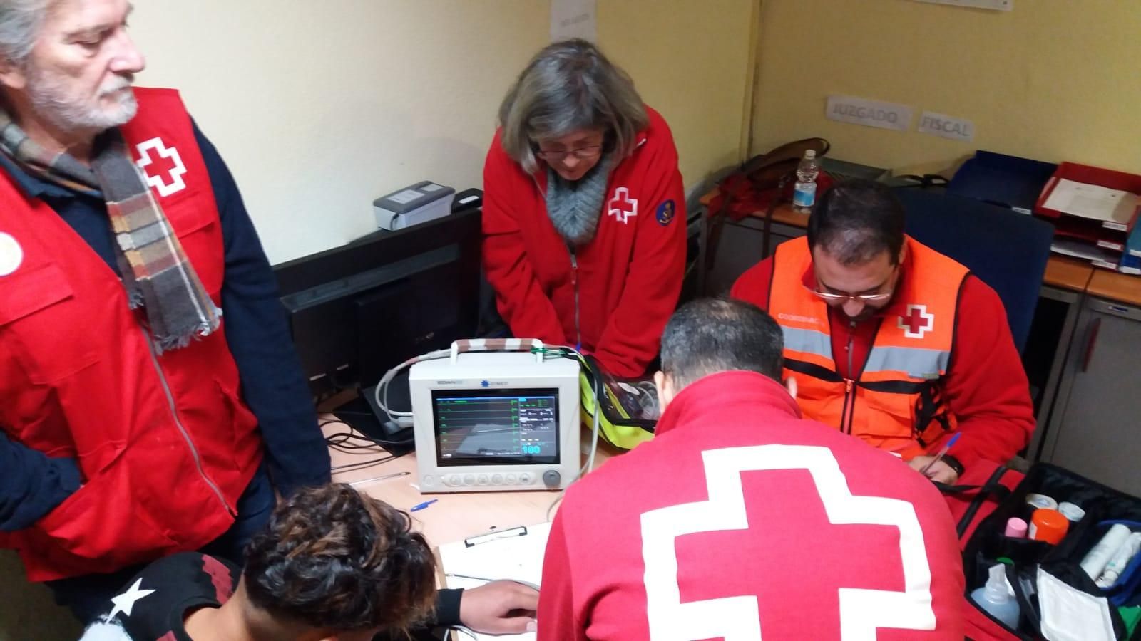 Creu Roja atén els migrants trobats a la cala de l'Almadrava