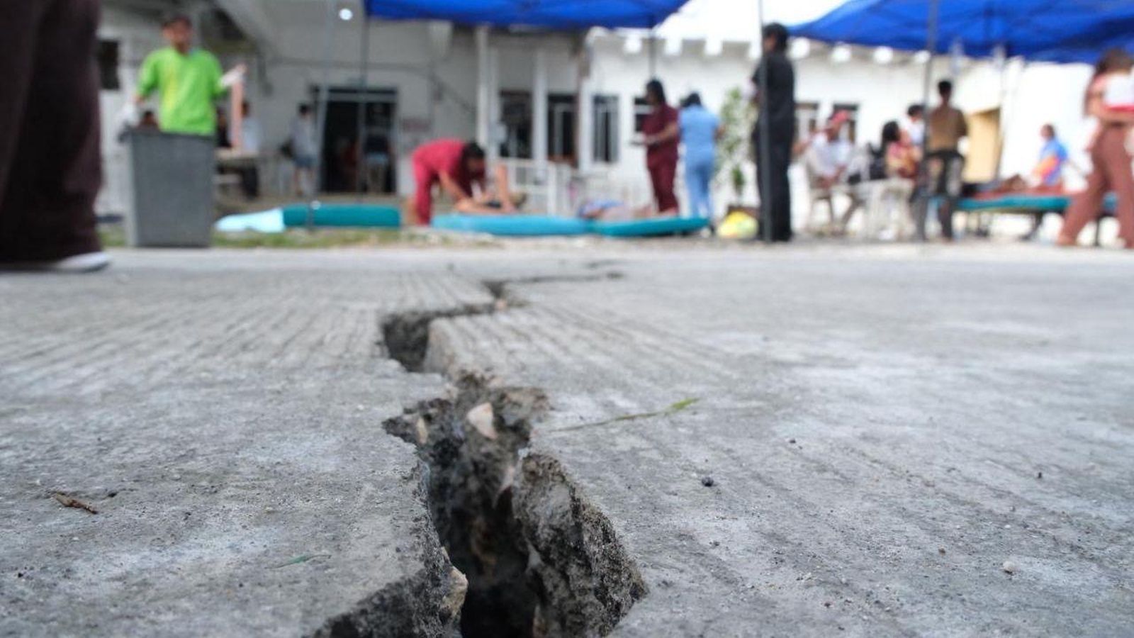 Carretera danyada després del terratrémol de magnitud 6,9 que ha sacsejat l’illa de Cebú, a Filipines.