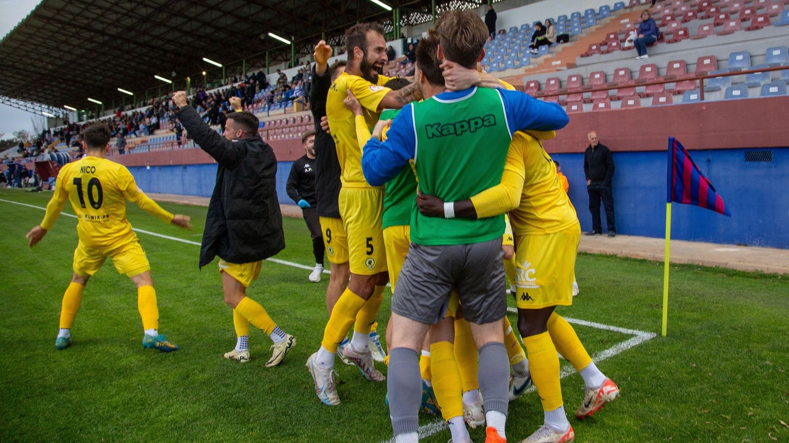Els jugadors de l'Hèrcules celebren el gol del tiomf