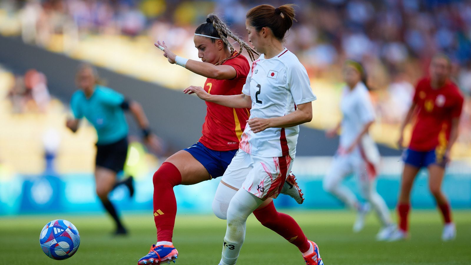 Athenea del Castillo en una acció del partit
