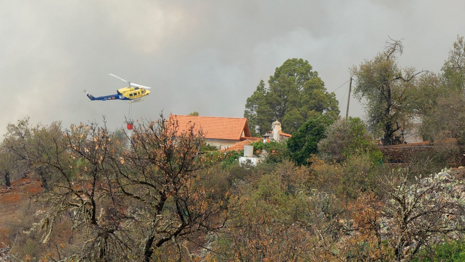 Un helicòpter treballa en l'extinció de l'incendi
