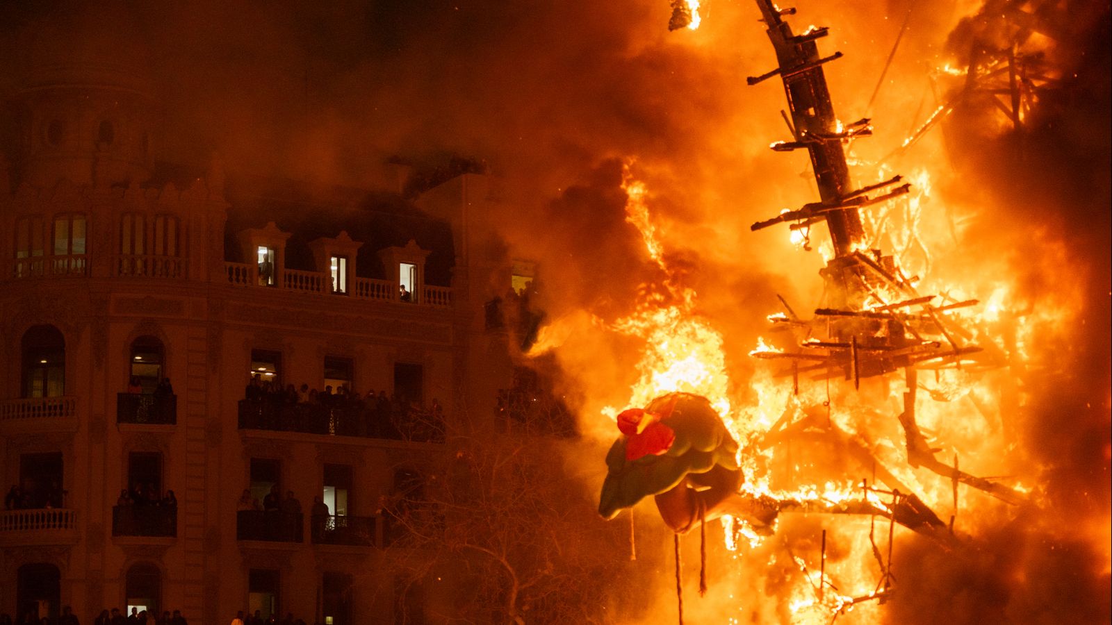 Cremà de la falla de l'Ajuntament de 2025
