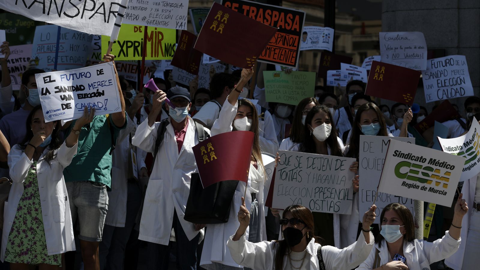 Metges es manifesten amb pancartes enfront de la Porta del Sol de Madrid per a exigir una elecció de places amb garanties