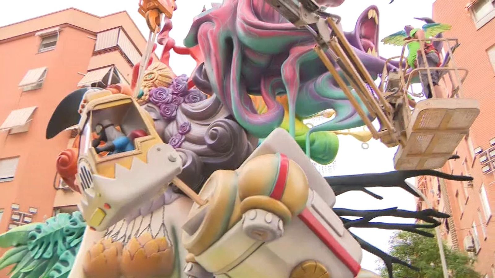 Els artistes de Gran Via-La cerámica coloquen, amb l'ajuda de grues, els ninots del remat de la foguera