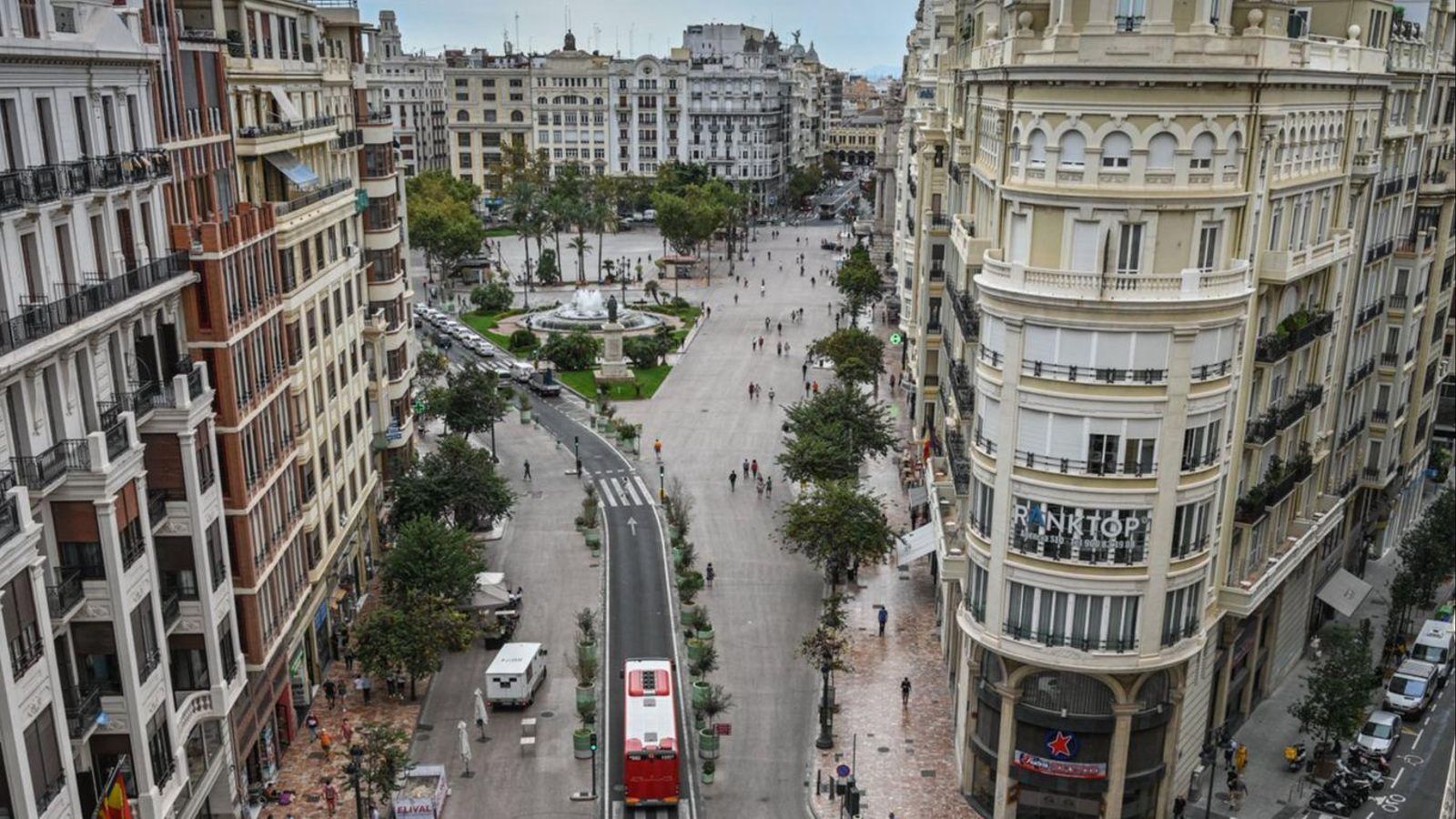La plaça de l'Ajuntament de València, després dels primers treballs de peatonalització