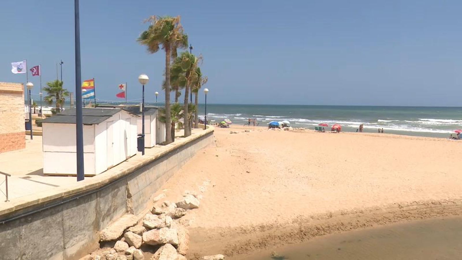 Es tanca al bany la platja de Miramar