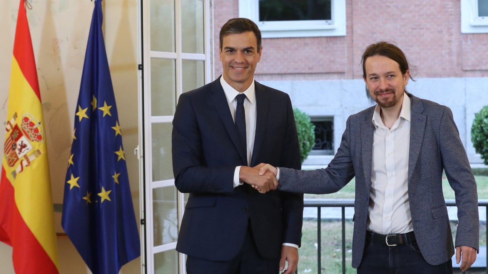 El president del govern espanyol, Pedro Sánchez, i el secretari general de Podem, després de signar el projecte de pressupostos