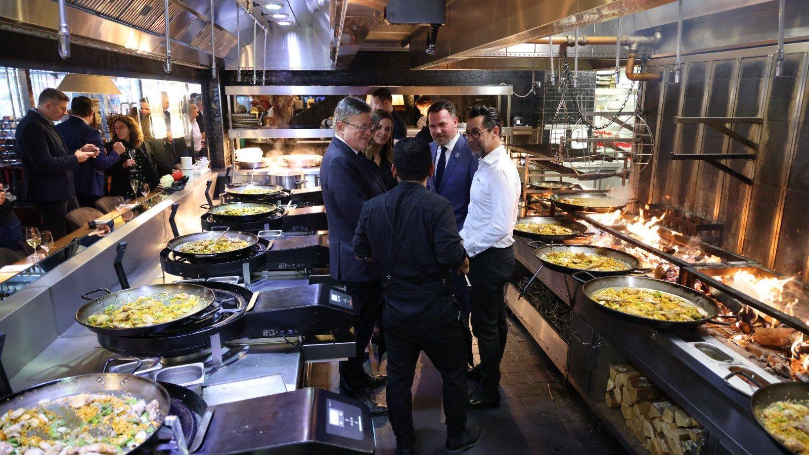 Un moment de la visita del president de la Generalitat, Ximo Puig, al restaurant londinenc Arròs QD