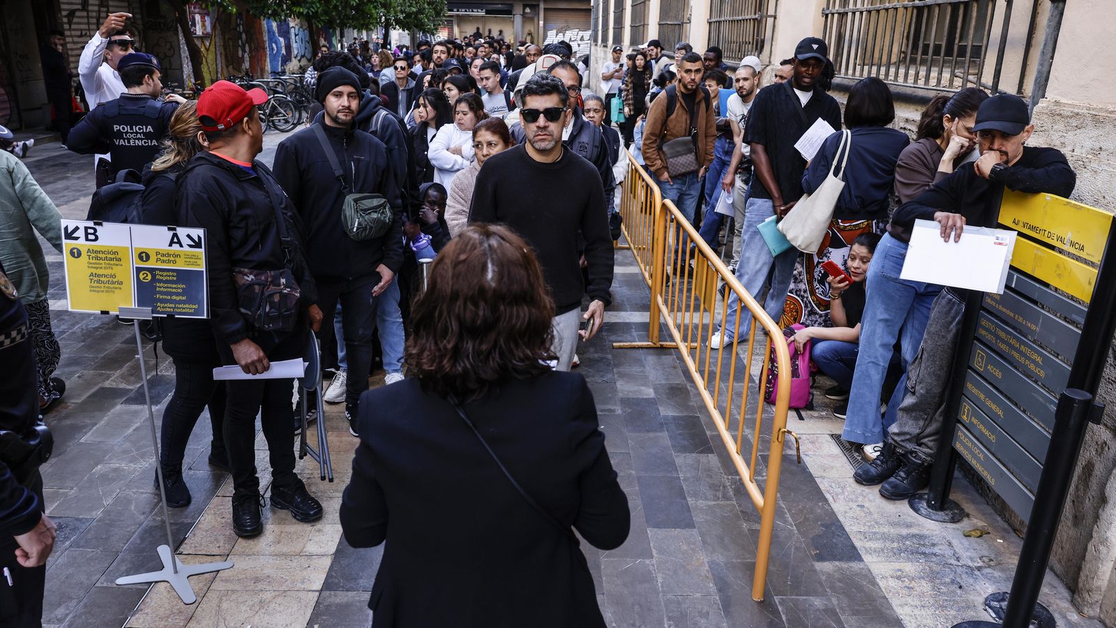 Migrants fan cua el passat 20 d'abril a l'Ajuntament de València