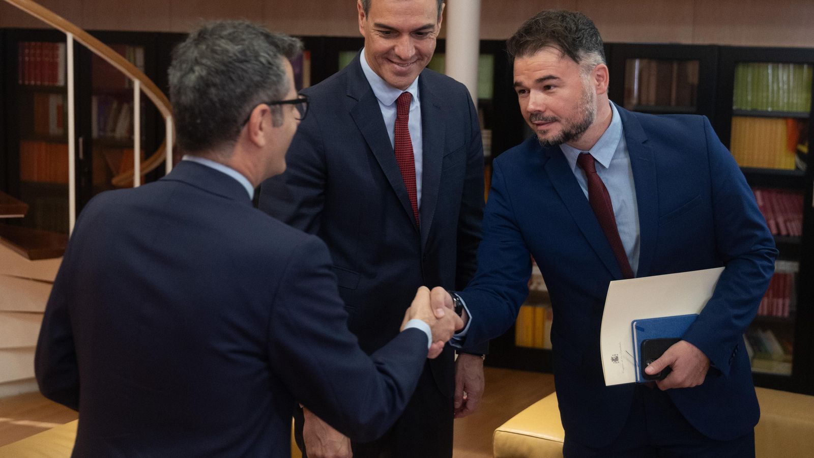 El ministre de la Presidència, Félix Bolaños, i el president del govern en funcions, Pedro Sánchez, reben al portaveu d'ERC, Gabriel Rufián, durant la seua ronda de contactes