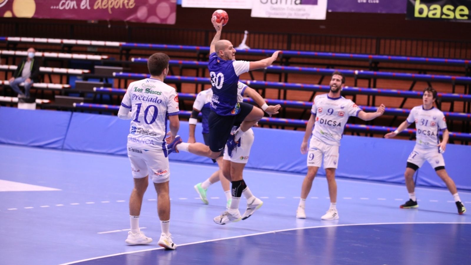 El Benidorm ha guanyat 34-25 el Cisne al Palau d'Esports l'Illa