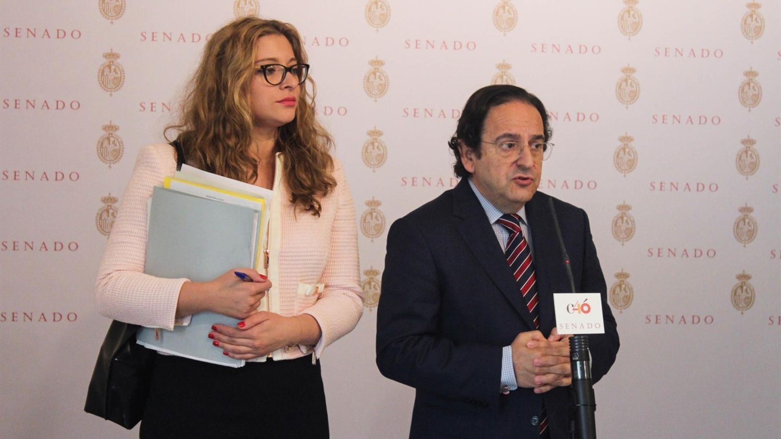 Els senadors Luis Aznar i Esther Múñoz, en una imatge d'arxiu