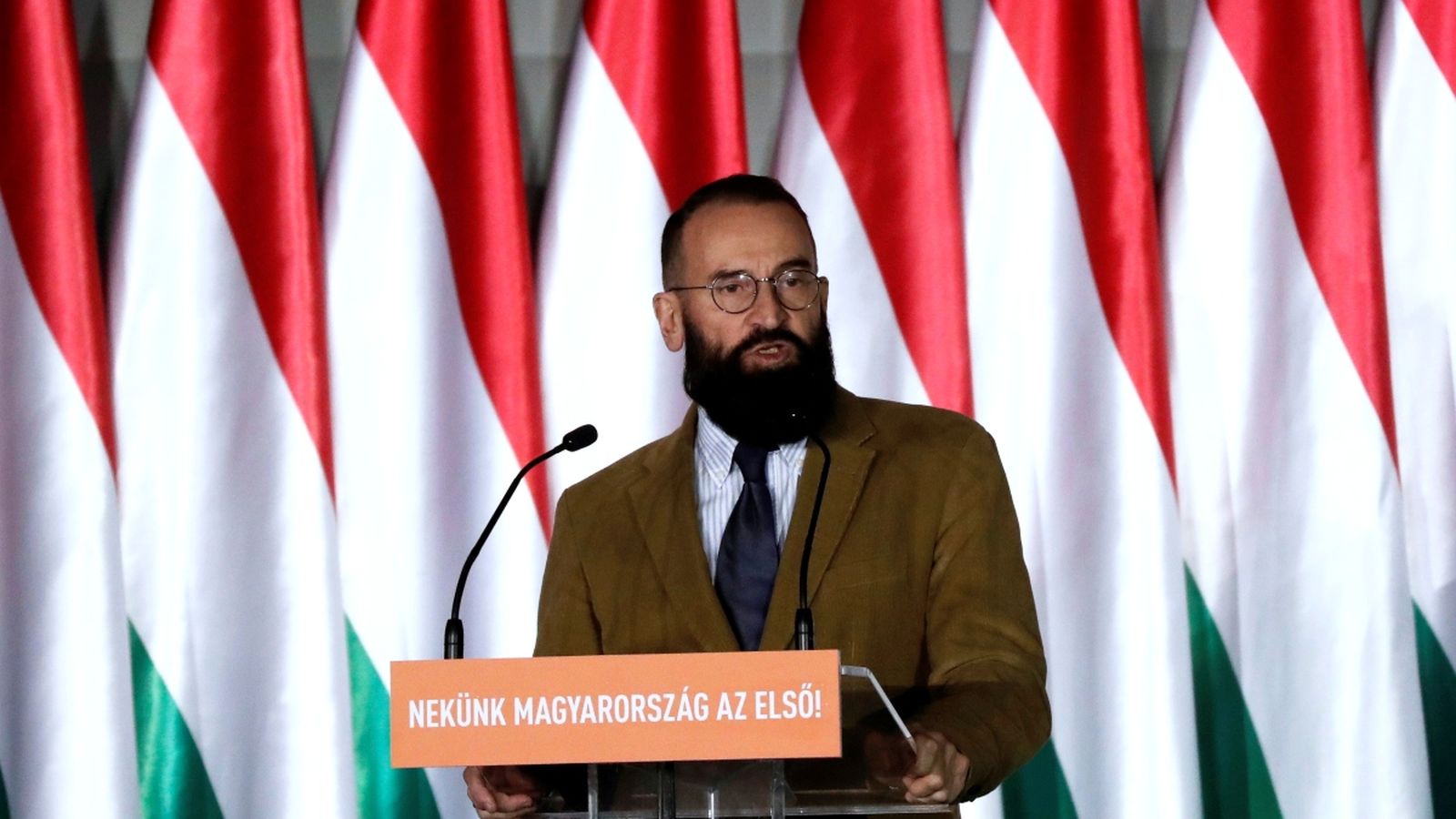 József Szájer duran un discurs en un acte de partit