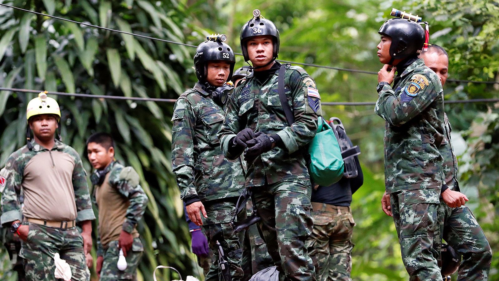 Soldats tailandesos preparen l'equip de busseig mentre continuen les tasques de rescat dels dotze xiquets i l'adult atrapats en una cova del parc Khun Nam Nang Senar, a la província de Chiang Rai (Tailàndia)