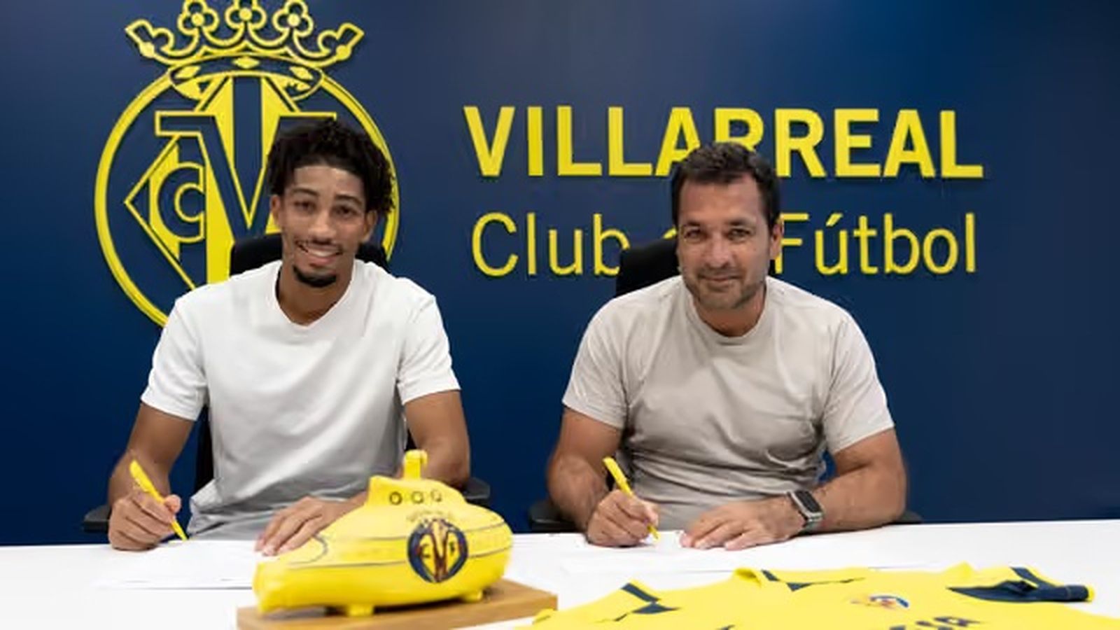 Nathan Saliba, acompanyat de Fernando Roig Negueroles, conseller delegat del Villarreal