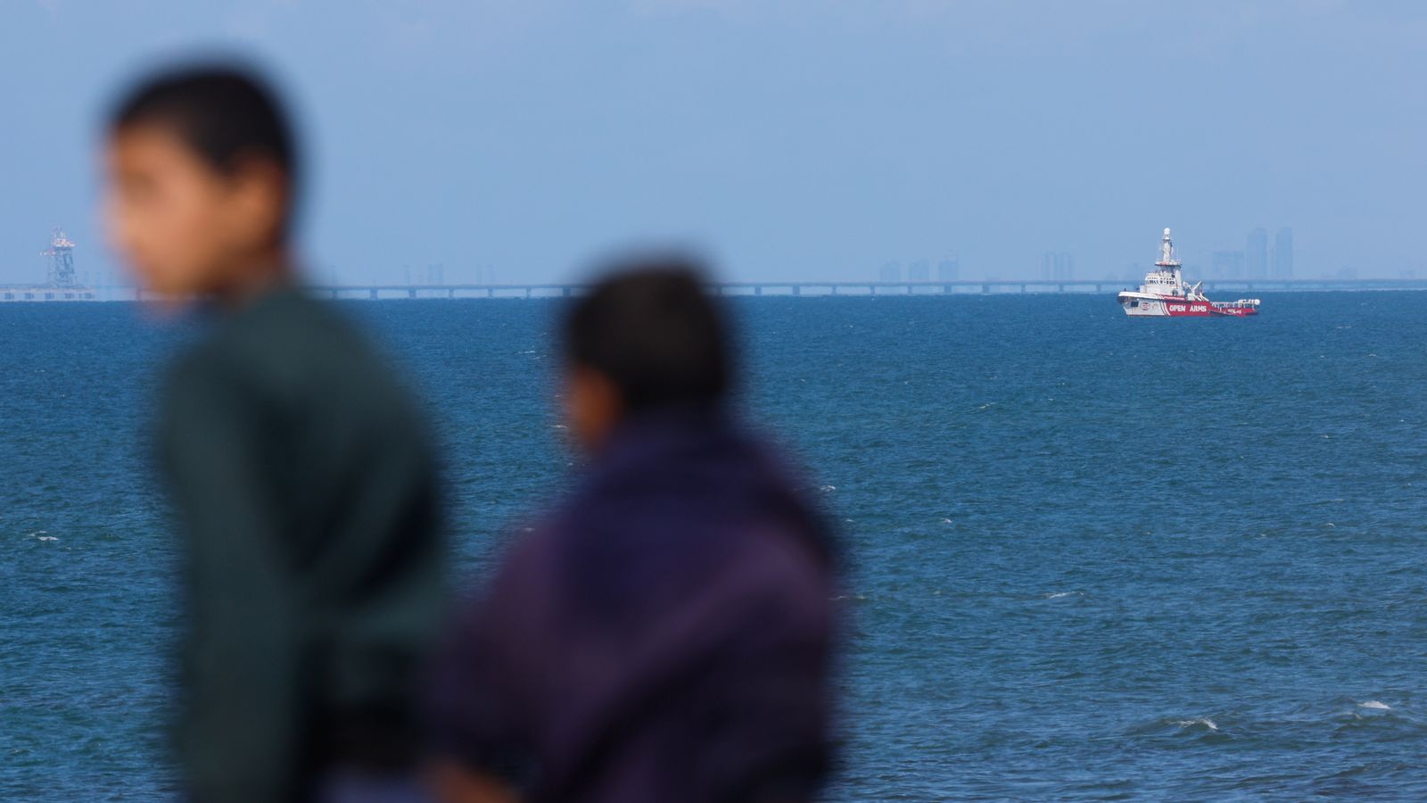 Uns xiquets palestins contemplen l'arribada de l'Open Arms