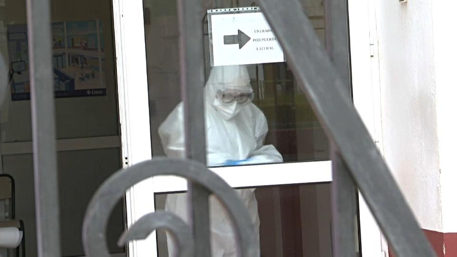 Treballs de desinfecció al centre de discapacitats psíquics La Llum de Carlet